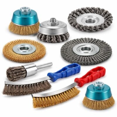 Συρματόβουρτσες Εργαλείων διαφόρων τύπων σε λευκό φόντο για καθαρισμό, λείανση και απομάκρυνση σκουριάς