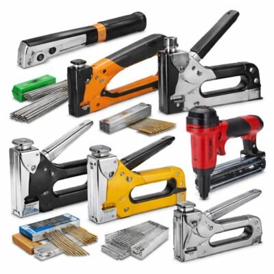 Εικόνα που παρουσιάζει ποικιλία από καρφωτικά χειρός και χειροκίνητα πιστόλια καρφιών σε λευκό φόντο.