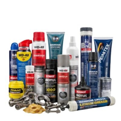 Γράσα & Λιπαντικά σε διάφορα δοχεία και σωλήνες σε λευκό φόντο για αποτελεσματική λίπανση μηχανισμών και εξαρτημάτων.