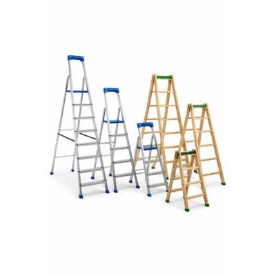 Σκάλες Απλές αλουμινένιες και ξύλινες σε λευκό φόντο, κατάλληλες για οικιακή και επαγγελματική χρήση.